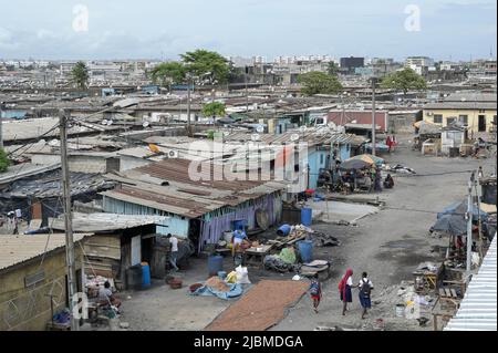 CÔTE D'IVOIRE, Abidjan, Koumassi-RAMASIS, bidonville Divo, antenne satellite pour la réception de la télévision payante française canal plus / ELFENBEINKUESTE, Abidjan, Stadtteil Koumassi-RAMASIS, Armenviertel Divo Banque D'Images