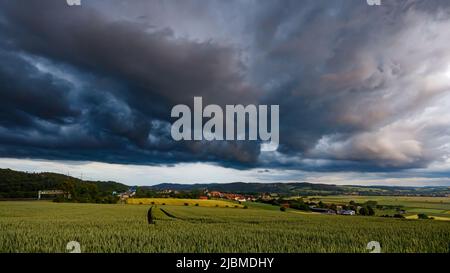 Nuages sombres dans la vallée de Werra à Herleshausen Banque D'Images