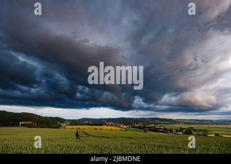 Nuages sombres dans la vallée de Werra à Herleshausen Banque D'Images