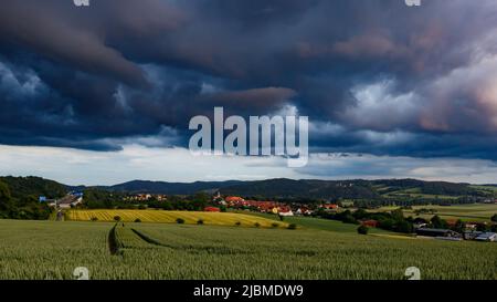 Nuages sombres dans la vallée de Werra à Herleshausen Banque D'Images