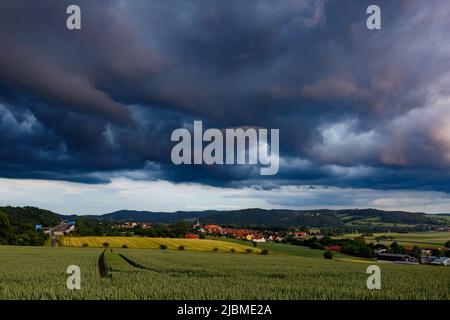 Nuages sombres dans la vallée de Werra à Herleshausen Banque D'Images