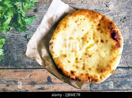 Pâtisserie nationale géorgienne - khachapuri farcie de fromage Banque D'Images