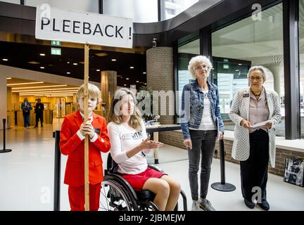 2022-06-07 13:45:36 LA HAYE - les initiateurs remettre une pétition appelant les politiciens à rendre obligatoire à l'échelle nationale que chaque train a une toilette accessible. ANP SEM VAN DER WAL pays-bas sortie - belgique sortie Banque D'Images