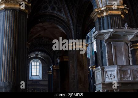 belles colonnes avec un plafond voûté et de grandes fenêtres dans une ancienne église catholique en italie Banque D'Images