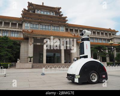 PÉKIN, CHINE - le 7 JUIN 2022 - un robot intelligent patrouille devant le Musée national d'art de Chine sur 7 juin 2022 à Pékin, en Chine. Sur l'application sa Banque D'Images