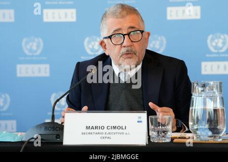 (220607) -- SANTIAGO, 7 juin 2022 (Xinhua) -- Mario Cimoli, Secrétaire exécutif par intérim de la Commission économique pour l'Amérique latine et les Caraïbes (CEPALC), prend la parole lors d'une conférence de presse à Santiago, au Chili, à 6 juin 2022. L'Amérique latine et les Caraïbes doivent faire face à un ralentissement économique brutal, à une hausse de l'inflation et à une reprise lente et incomplète des marchés du travail, ce qui entraîne une augmentation des niveaux de pauvreté et d'extrême pauvreté, a averti la CEPALC lundi. (CEPALC/document via Xinhua) Banque D'Images