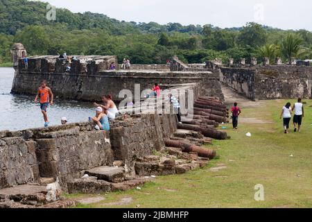 Panama, Portobelo, le Fuerte San Jeronimo avec ses nombreux canons embrasures, construit début 1600 pour défendre la ville et le bullion et les galléons fr Banque D'Images