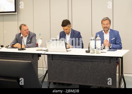 Geert Sciot, directeur de la Banque nationale (BNB-NBB) Jean Hilgers et gouverneur de la Banque nationale (BNB-NBB) Pierre Wunsch photographié lors d'une conférence de presse de la Banque nationale belge BNB/NBB sur le Rapport sur la stabilité financière, mardi 07 juin 2022, à Bruxelles. BELGA PHOTO JAMES ARTHUR GEKIERE Banque D'Images