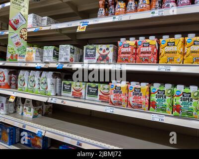 Kirkland, WA USA - vers septembre 2021 : vue inclinée des stocks bas sur les boîtes à jus pour les repas scolaires des enfants à l'intérieur d'une épicerie Safeway. Banque D'Images