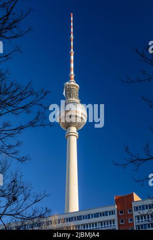 Tour de télévision de Berlin, Berliner Fernsehturm contre un ciel bleu, Berlin, Allemagne Banque D'Images