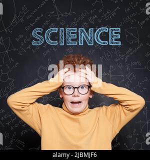 Enfant fatigué étudiant criant contre la science de fond Banque D'Images