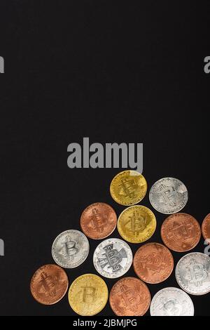 KIEV, UKRAINE - 26 AVRIL 2022 : vue de dessus de différentes crypto-monnaies isolées sur le noir Banque D'Images