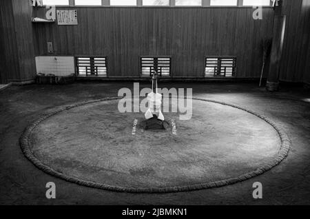 Entraînement matinal difficile à l'écurie Sumo, Ryogoku, Tokyo Banque D'Images