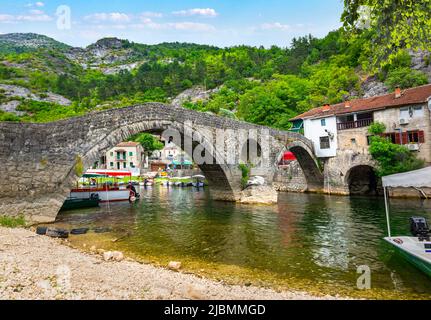 Célèbre pont dans la petite vieille ville du Monténégro Banque D'Images