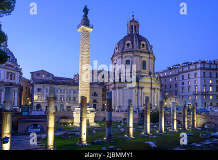 Vue sur le Forum de Trajan partie des forums impériaux. Avec la colonne de Trajan à gauche et les vestiges de la basilique d'Ulpia en premier plan. Derrière Banque D'Images