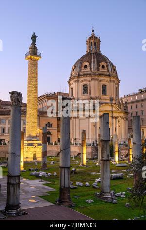 Vue sur la partie Forum de Trajan de la Fori impériale. Avec le centre de la colonne de Trajan à gauche et les vestiges de la basilique d'Ulpia premier plan. Derrière Banque D'Images