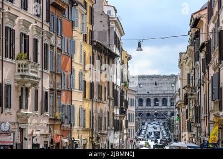 En regardant le long de la via dei Serpenti à Monti vers la via degli Annibaldi et le Colisée. Centre de Rome, Italie Banque D'Images