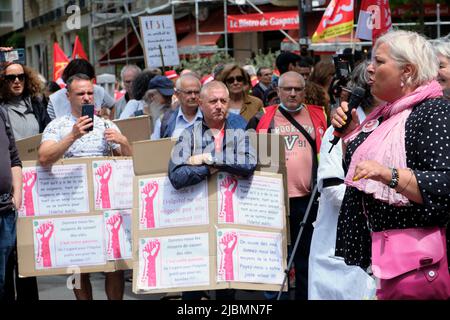 Paris, Paris, FRANCE. 5th juin 2022. Le personnel hospitalier, les infirmières et les médecins se réunissent en dehors du Ministère de la Santé et de la solidarité dans le centre de Paris pour dénoncer les pénuries chroniques de personnel et les 30 années de coupures financières dans le système de santé français. De nombreux hôpitaux en France ont du mal à faire face au manque de personnel et au moins 120 d'entre eux sont déjà en train de réduire et de limiter l'admission des patients ou se préparent au faire. (Credit image: © Remon Haazen/ZUMA Press Wire) Banque D'Images