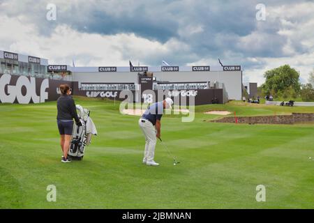 Hemel Hempstead, Herts, Royaume-Uni. 7th juin 2022. Lee Westwood, pratique sur le 18th, avant le LIV Golf Invitational Credit: Motofoto/Alay Live News Banque D'Images