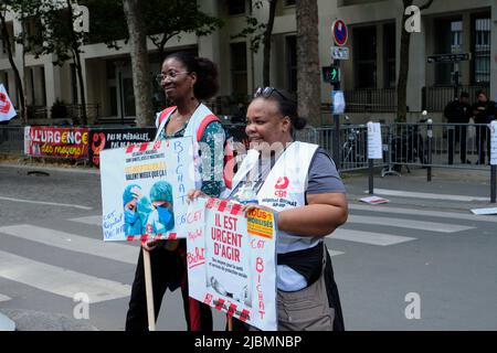 Paris, Paris, FRANCE. 5th juin 2022. Le personnel hospitalier, les infirmières et les médecins se réunissent en dehors du Ministère de la Santé et de la solidarité dans le centre de Paris pour dénoncer les pénuries chroniques de personnel et les 30 années de coupures financières dans le système de santé français. De nombreux hôpitaux en France ont du mal à faire face au manque de personnel et au moins 120 d'entre eux sont déjà en train de réduire et de limiter l'admission des patients ou se préparent au faire. (Credit image: © Remon Haazen/ZUMA Press Wire) Banque D'Images