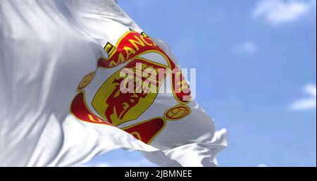 Manchester, Royaume-Uni, 2022 mai : le drapeau de Manchester United agite dans le vent par temps clair. Manchester United est un club de football professionnel basé à Banque D'Images