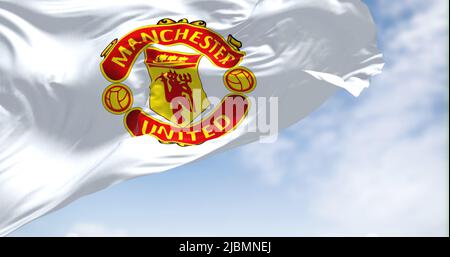 Manchester, Royaume-Uni, 2022 mai : le drapeau de Manchester United agite dans le vent par temps clair. Manchester United est un club de football professionnel basé à Banque D'Images