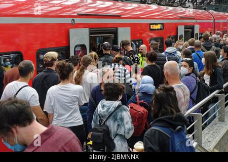 Cologne, Allemagne. 06th juin 2022. Les voyageurs essaient de monter à bord d'un train régional sur une plate-forme surpeuplée de la gare principale. Après le lancement du billet de 9 euros, une forte vague de voyages de retour est attendue en Rhénanie-du-Nord-Westphalie à la fin du long week-end du Whitsun lundi. Credit: Henning Kaiser/dpa/Alay Live News Banque D'Images