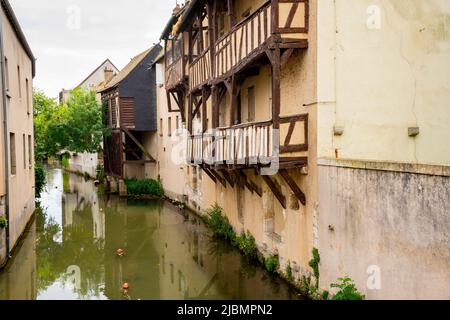 Bâtiments traditionnels près du canal Briare. Le canal Briare est l'un des plus anciens canaux de France. Sa construction a commencé en 1604. Connexion du côté droit Banque D'Images