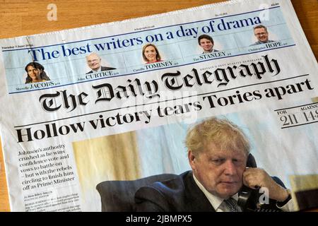 7 juin 2022. Le journal Daily Telegraph a lu Hollow Victory Tears Tories Apart, après que Boris Johnson survive à un vote de défiance. Banque D'Images