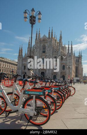 Milan Italie 13 avril 2021: Vélos à partager sur la place principale de Milan Banque D'Images