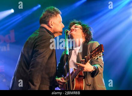 Ricky Ross et Lorraine McIntosh de Deacon Blue se présentant au festival Wychwood, Cheltenham, Royaume-Uni, 5 juin 2022 Banque D'Images