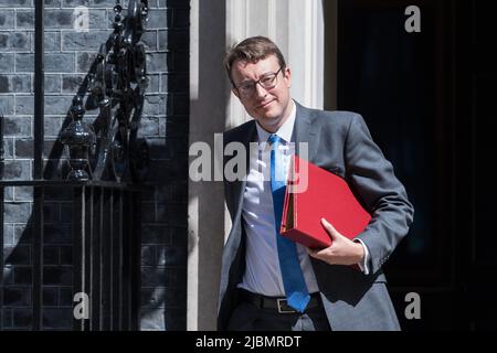 Londres, Royaume-Uni. 07th juin 2022. Le secrétaire en chef du Trésor Simon Clarke quitte Downing Street après avoir assisté à la réunion hebdomadaire du Cabinet. Hier, le Premier ministre britannique Boris Johnson a gagné le soutien de 211 députés du Parti conservateur lors d'un vote de confiance avec 148 députés qui ont voté contre son leadership après le déclenchement du scrutin à la suite de la publication du rapport de Sue Gray sur les partis de non-respect des règles de Covid LockDown à Downing Street. Crédit: Wiktor Szymanowicz/Alamy Live News Banque D'Images