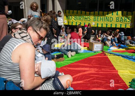 Londres, Royaume-Uni. 7th juin 2022. Un groupe de mères, de sages-femmes et de militants organise une manifestation pour allaiter en dehors du Ministère de la Justice pour exiger la fin de la prison pour les femmes enceintes et les nouvelles mères au Royaume-Uni deux bébés sont connus pour être morts dans les prisons pour femmes au cours des trois dernières années, Quand leurs mères ont donné naissance en prison sans assistance médicale à sa prison de Majesty'a (HMP) Bronzefield en octobre 2019, et à HMP Styal en juin 2020. (Image de crédit : © Elizabeth Dalziel/ZUMA Press Wire) Banque D'Images