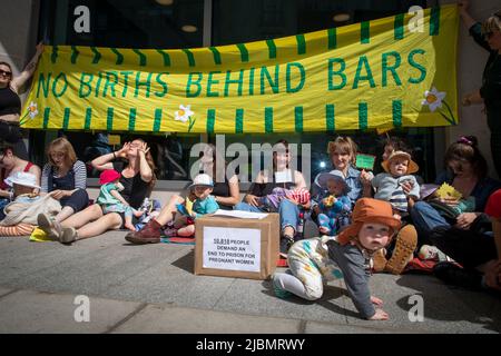 Londres, Royaume-Uni. 7th juin 2022. Un groupe de mères, de sages-femmes et de militants organise une manifestation pour allaiter en dehors du Ministère de la Justice pour exiger la fin de la prison pour les femmes enceintes et les nouvelles mères au Royaume-Uni deux bébés sont connus pour être morts dans les prisons de womenÃs au cours des trois dernières années, Quand leurs mères ont donné naissance en prison sans assistance médicale à sa prison de MajestyÃa (HMP) Bronzefield en octobre 2019, et au HMP Styal en juin 2020. (Image de crédit : © Elizabeth Dalziel/ZUMA Press Wire) Banque D'Images