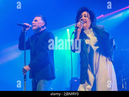 Ricky Ross et Lorraine McIntosh de Deacon Blue se présentant au festival Wychwood, Cheltenham, Royaume-Uni, 5 juin 2022 Banque D'Images