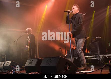 Gregor Philp et Ricky Ross, de Deacon Blue, se présentant au Wychwood Festival, Cheltenham, Royaume-Uni. 5 juin 2022. Banque D'Images