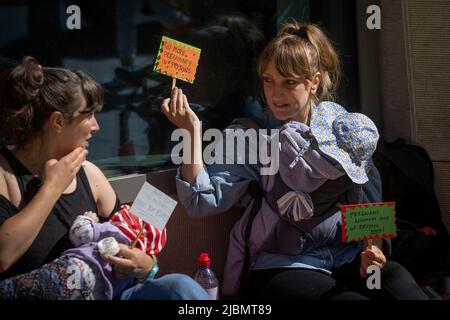 Londres, Royaume-Uni. 7th juin 2022. Un groupe de mères, de sages-femmes et de militants organise une manifestation pour allaiter en dehors du Ministère de la Justice pour exiger la fin de la prison pour les femmes enceintes et les nouvelles mères au Royaume-Uni deux bébés sont connus pour être morts dans les prisons de womenÃs au cours des trois dernières années, Quand leurs mères ont donné naissance en prison sans assistance médicale à sa prison de MajestyÃa (HMP) Bronzefield en octobre 2019, et au HMP Styal en juin 2020. (Image de crédit : © Elizabeth Dalziel/ZUMA Press Wire) Banque D'Images