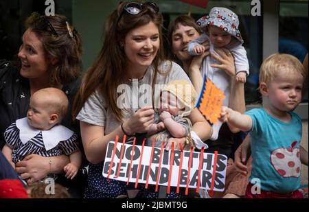 Londres, Royaume-Uni. 7th juin 2022. Un groupe de mères, de sages-femmes et de militants organise une manifestation pour allaiter en dehors du Ministère de la Justice pour exiger la fin de la prison pour les femmes enceintes et les nouvelles mères au Royaume-Uni deux bébés sont connus pour être morts dans les prisons de womenÃs au cours des trois dernières années, Quand leurs mères ont donné naissance en prison sans assistance médicale à sa prison de MajestyÃa (HMP) Bronzefield en octobre 2019, et au HMP Styal en juin 2020. (Image de crédit : © Elizabeth Dalziel/ZUMA Press Wire) Banque D'Images