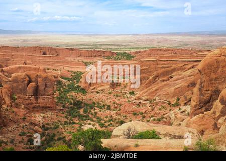 Vue sur Fin Canyon sur le sentier Devil's Garden dans le parc national d'Arches, Utah, États-Unis. Formations géologiques de grès dans le désert de l'Utah. Randonnée Banque D'Images