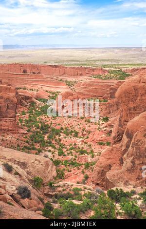 Vue sur Fin Canyon sur le sentier Devil's Garden dans le parc national d'Arches, Utah, États-Unis. Formations géologiques de grès dans le désert de l'Utah. Randonnée Banque D'Images