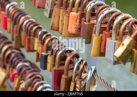 locks d'amour accrochés sur un pont Banque D'Images