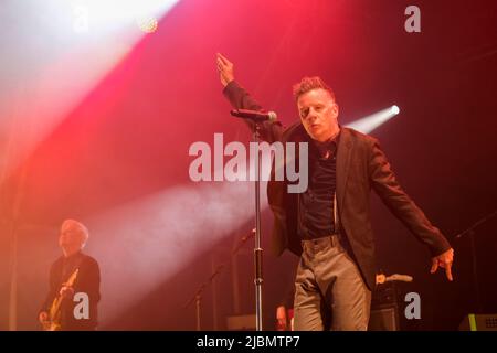 Gregor Philp et Ricky Ross, de Deacon Blue, se présentant au Wychwood Festival, Cheltenham, Royaume-Uni. 5 juin 2022. Banque D'Images