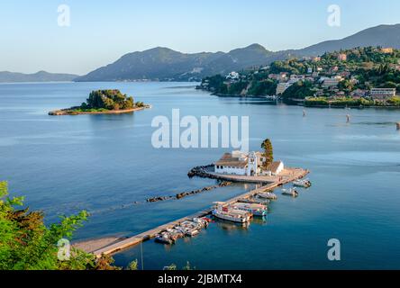 Le monastère de Vlacherna et l'île de la souris avec Perama en arrière-plan dans la soirée. Île de Corfou, Grèce Banque D'Images