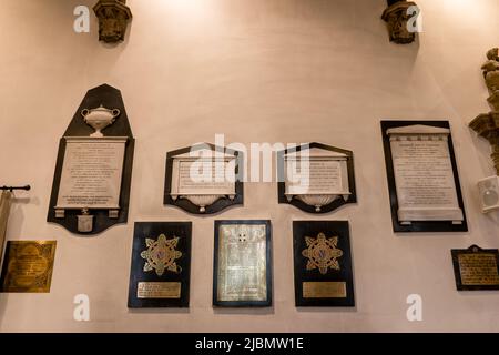 Plaques commémoratives dans la chapelle de l'abbaye de Laude Banque D'Images