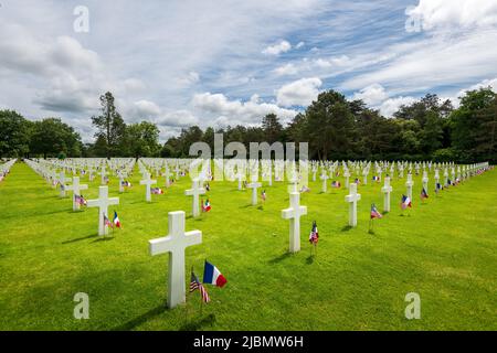 France, Calvados (14), Colleville-sur-Mer, premier cimetière militaire américain de la Seconde Guerre mondiale, croix en marbre blanc où reposent les Banque D'Images