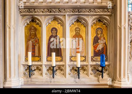 Les icônes peintes à gauche de l'autel à la chapelle de l'abbaye de Laude, y compris la Vierge Marie Banque D'Images