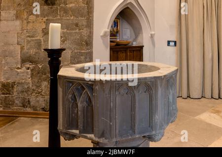 Police baptismale en pierre dans la chapelle Saint-Jean-Baptiste à l'abbaye de Laude Banque D'Images