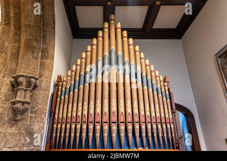 Les tuyaux d'un petit orgue à 5 arrêts en forme de pipe dans l'église de la Chapelle de Laude Banque D'Images