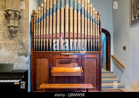 Le tabouret, la console et les tuyaux d'un petit orgue à 5 arrêts en casiers à tuyaux dans l'église de la Chapelle de l'abbaye de Laude Banque D'Images