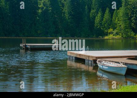 Bateau amarré au lac Bronson à Sultan, État de Washington, États-Unis Banque D'Images